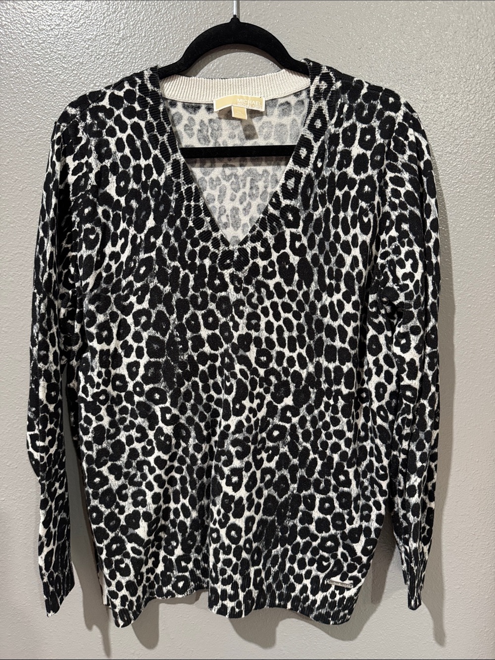 MICHAEL Michael Kors Black and White Leopard V‑Neck Knit Top